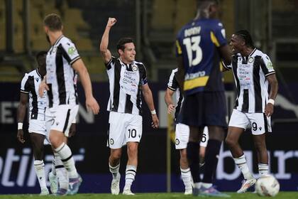 Florian Thauvin (centro) de Udinese celebra tras anotar un gol ante Parma en la Serie Al, el lunes 16 de septiembre de 2024. (Massimo Paolone/LaPresse vía AP)
