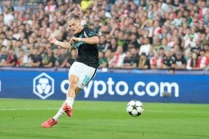 Florian Wirtz anota un gol para Bayer Leverkusen en el partido contra Feyenoord en la Liga de Campeones, el jueves 19 de septiembre de 2024, en Rotterdam. (AP Foto/Peter Dejong)
