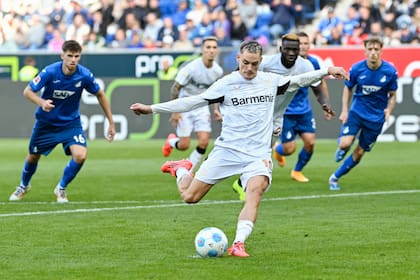 Florian Wirtz del Bayer Leverkusen anota un penal durante el encuentro ante el Hoffenheim en la Bundesliga el sábado 14 de septiembre del 2024. (Uwe Anspach/dpa via AP)