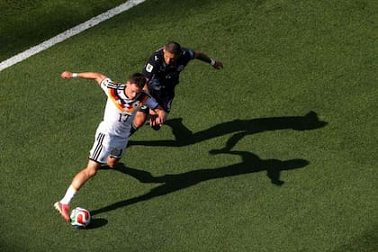 Florian Wirtz intenta una gambeta ante Juan José Cáceres y lo deja en el camino, pero Alemania se quedó afuera ante el equipo de Alfaro en el Mundial