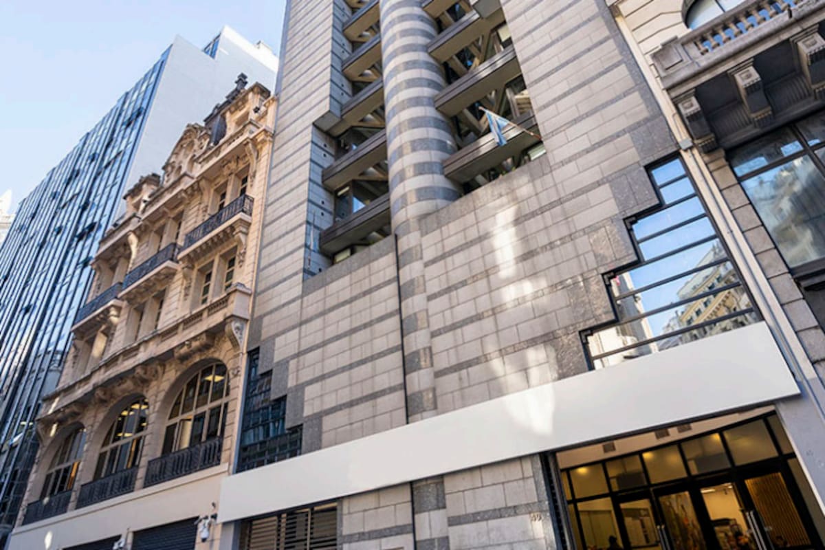 Florida 32 y Florida 40, dos edificios con fachadas muy diferentes que forman parte de una misma construcción unificada están en venta