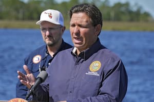 Florida aprobó la "No wake Law", que prohíbe conducir a alta velocidad en calles inundadas (AP Photo/Christopher O'Meara)