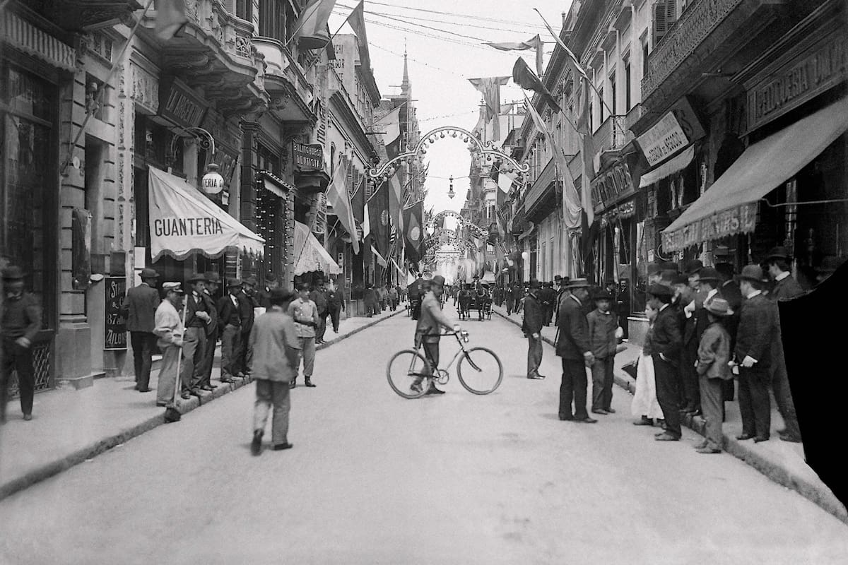 Florida desde la esquina de Bartolomé Mitre, en 1900, a media cuadra de donde se levantaba el primer teatro El Nacional