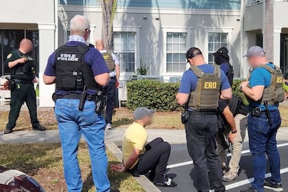 Florida endureció sus políticas migratorias en 2022 y obliga a las agencias locales con cárceles a firmar acuerdos con ICE