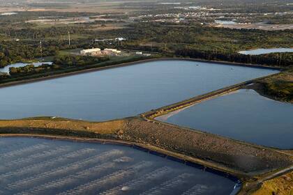 Una vista aérea del depósito de aguas residuales parcialmente drenado en Piney Point en Palmetto, Florida