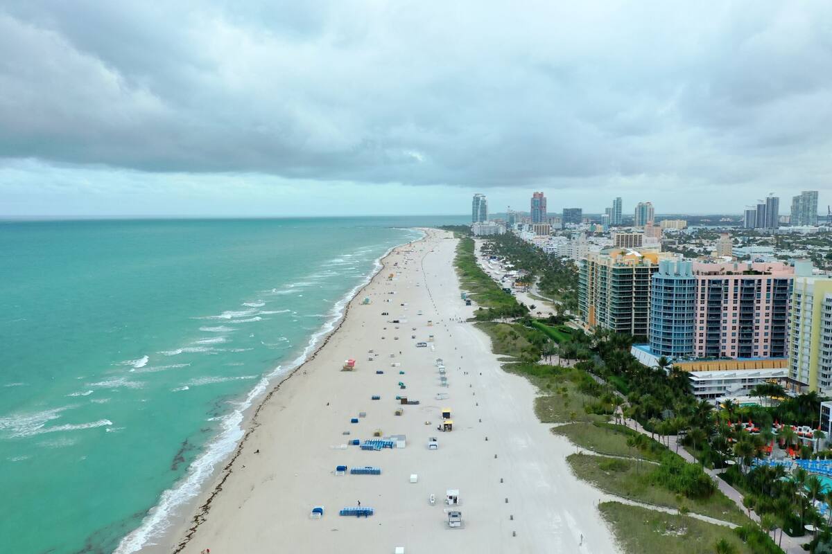 Florida experimentará una semana con temperaturas notablemente elevadas para la época, con un cambio brusco proyectado entre el jueves y el viernes por el avance de un frente frío que provocará un descenso abrupto de las marcas térmicas