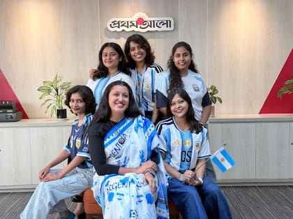 Florida Rosario junto a sus compañeras de trabajo vestidas para alentar a la selección argentina