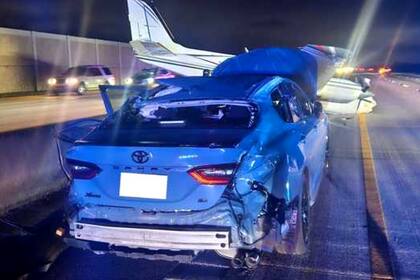 Una avioneta de instrucción realizó un aterrizaje de emergencia sobre la autopista Interestatal 95 de Florida y cayó sobre un vehículo que circulaba por la zona