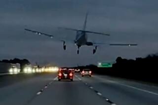 Una avioneta sufrió una falla, aterrizó de emergencia en una autopista y aplastó un auto