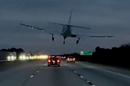 Florida: una avioneta sufrió una falla en el motor, aterrizó de emergencia en una autopista y aplastó un auto
