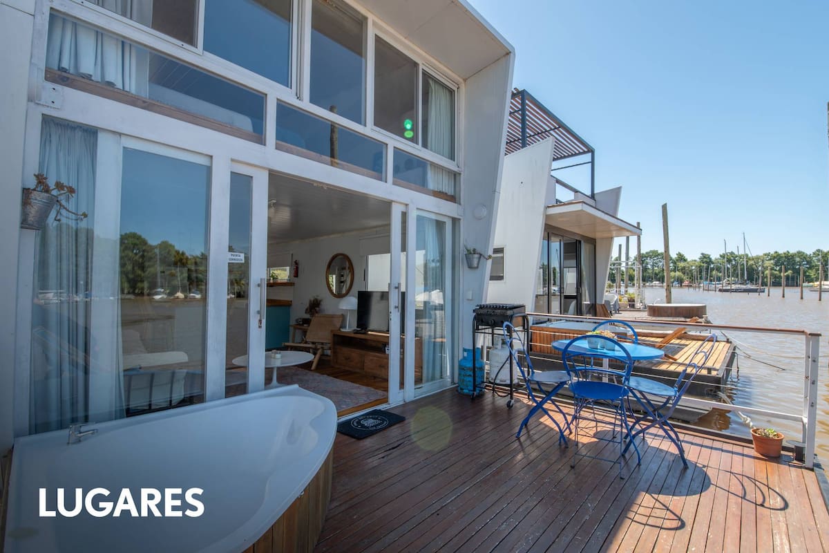 Flotantes y con todo el confort, las casas tienen terrazas sobre el río y sólo se accede por agua