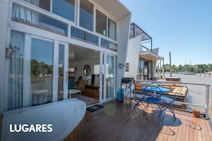 Flotantes y con todo el confort, las casas tienen terrazas sobre el río y sólo se accede por agua