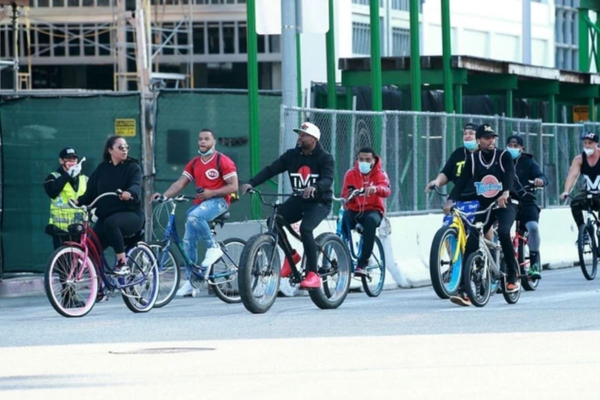 Floyd Mayweather salió a andar en bicicleta con un grupo de personas por las calles de Los Ángeles