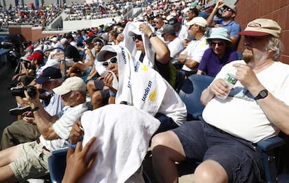 A pesar del tremendo calor, los fans no se mueven del estadio