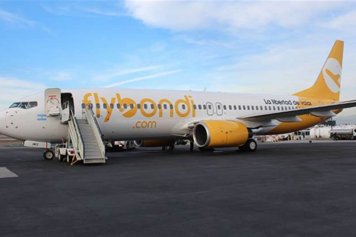 Flybondi unió ayer Córdoba con Iguazú; por ahora no ofrece bebidas y comidas a bordo; cuánto cuesta el equipaje adicional y la elección de asientos