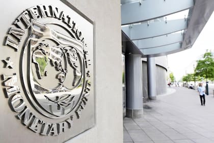 La misión del FMI que llegó al país busca acordar un nuevo programa que estabilice el mercado financiero