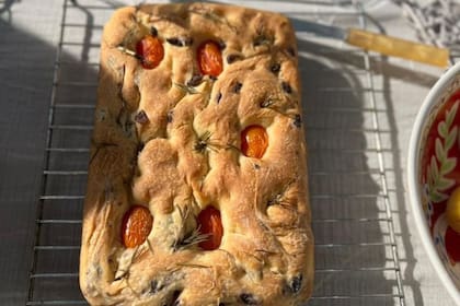 Focaccia con aceitunas.