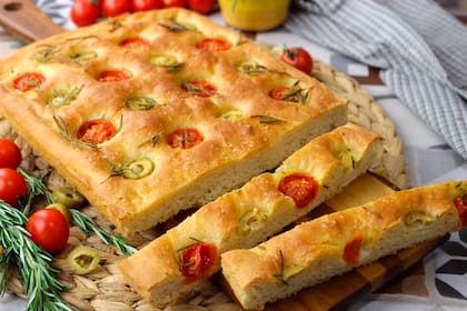 Focaccia de tomate y ajo para acompañar cualquier momento del día