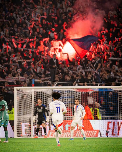 Fofana en Lyon, con Nicolás Tagliafico de fondo