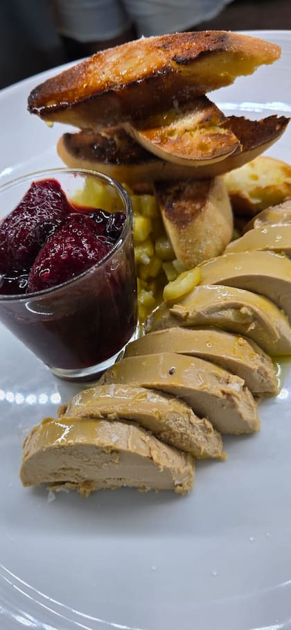 Foie Gras de Canard con pan brioche, manzana asada y salsa de frutos rojos.