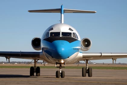 Fokker FK28 MK3000 (0741/5-T-20) “Malvinas Argentinas” ex “Islas Malvinas” que participó activamente en las acciones de combate durante 1982. Transportó carga general y municiones a las Islas Malvinas evacuando heridos en su vuelo de regreso. (Gentileza de Horacio Clariá)