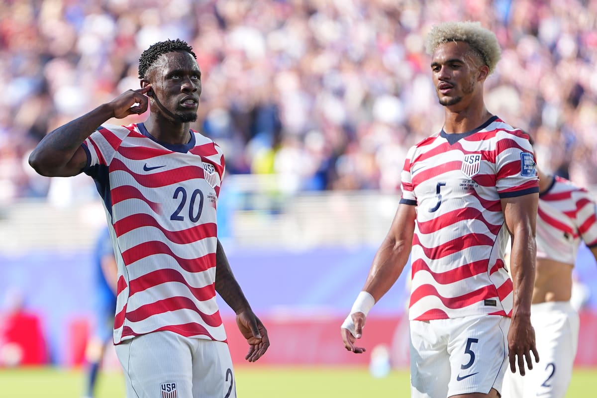 Folarin Balogun (20) celebra tras anotar el primer gol de Estados Unidos en el partido contra Bosnia