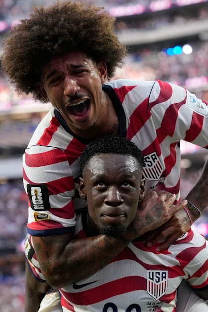 Folarin Balogun (abajo), de Estados Unidos, festeja con su compañero Chris Richards tras anotar ante Paraguay en un partido de la Copa del Mundo, el viernes 12 de junio de 2026 en Inglewood, California (AP Foto/Andre Penner)