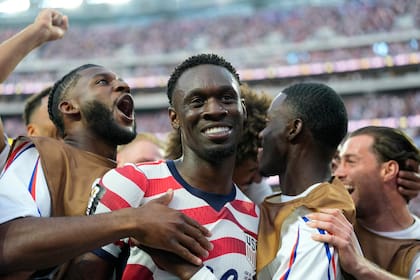 Folarin Balogun (centro) festeja luego de anotar el tercer gol de Estados Unidos en la victoria 4-1 ante Paraguay en el Grupo D del Mundial, el viernes 12 de junio de 2026, en Inglewood, California. (AP Foto/Andre Penner)