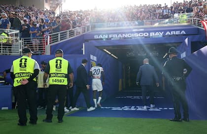 Folarin Balogun deja la cancha de San Francisco luego de ser expulsado durante el partido ante Bosnia