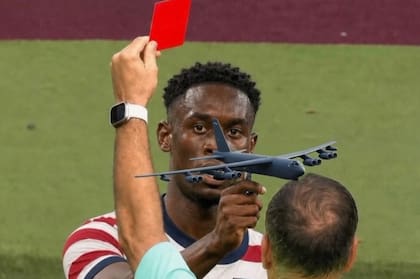Folarin Balogun sostiene un Hércules de la Fuerza Aérea estadounidense mientras el árbitro le muestra la tarjeta roja