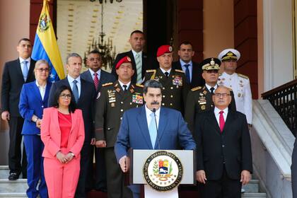 Folleto publicado por el Palacio Presidencial de Venezuela que muestra al presidente Nicolás Maduro acompañado por la vicepresidenta Delcy Rodríguez y el ministro de Salud, Carlos Alvarado, mientras habla durante una conferencia de prensa sobre la pandemia