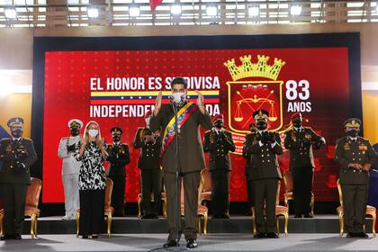 Folleto publicado por la oficina de prensa presidencial de Miraflores que muestra a Nicolás Maduro, pronunciando su discurso durante la ceremonia del 83 aniversario de la Guardia Nacional Bolivariana en la Academia Militar, en Caracas, el 4 de agosto de 2020