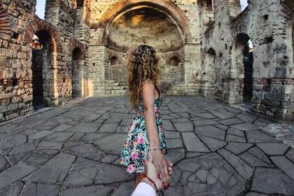 Follow me, una de las escenas creadas por el fotógrafo ruso Murad Osmann y la periodista Nataly Zakharova, es una de las poses que más se repiten en Instagram