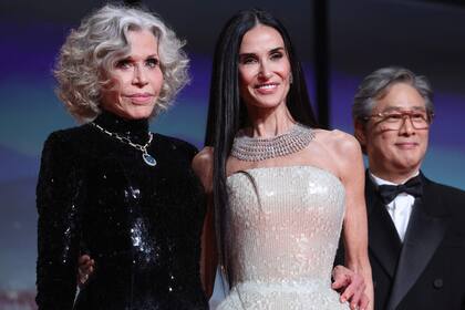 Fonda, Moore y el director de Parasites, en el escenario