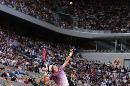 Fonseca al saque contra Casper Ruud en el imponente Court Philippe-Chatrier (Photo by Dimitar DILKOFF / AFP)