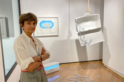 Fontenla, que vive en Roma hace 30 años, junto a una versión reducida de una de sus obras más emblemáticas sobre la inmigración, en el Museo Bilotti de Villa Borghese