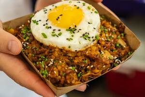 Food Fest en La Rural propone un recorrido desde carnes asadas, achuras, ahumados, hamburguesas, pastas y pizzas napolitanas hasta ramen, sabores asiáticos, cocina plant based, café de especialidad, ceviches, platos de mar y pastelería