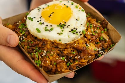 Food Fest en La Rural propone un recorrido desde carnes asadas, achuras, ahumados, hamburguesas, pastas y pizzas napolitanas hasta ramen, sabores asiáticos, cocina plant based, café de especialidad, ceviches, platos de mar y pastelería