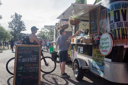 Foodtrucks en fila, a la espera del público de Ciudad Emergente
