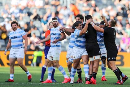 Forcejeo de jugadores de Los Pumas y All Blacks.