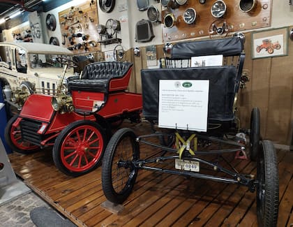Ford A de 1903 (izquierda) y Rochester a vapor de 1901