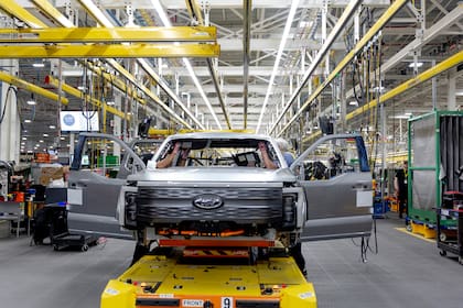 Ford anticipa alzas de 1.5% en autos y extiende promociones hasta julio