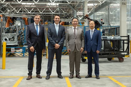 Ford anunció una alianza con Geely para fabricar cuatro nuevos modelos en su planta de Valencia, España. De izquierda a derecha: Daniel Ruiz, director de Manufactura de la planta de Valencia; Jim Baumbick, presidente de Ford en Europa; Victor Yang, vicepresidente sénior de Geely Holding Group; Alex Nan, vicepresidente de Geely Auto Group