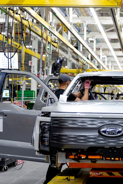 Ford desacelera su producción de autos eléctricos a favor de los híbridos