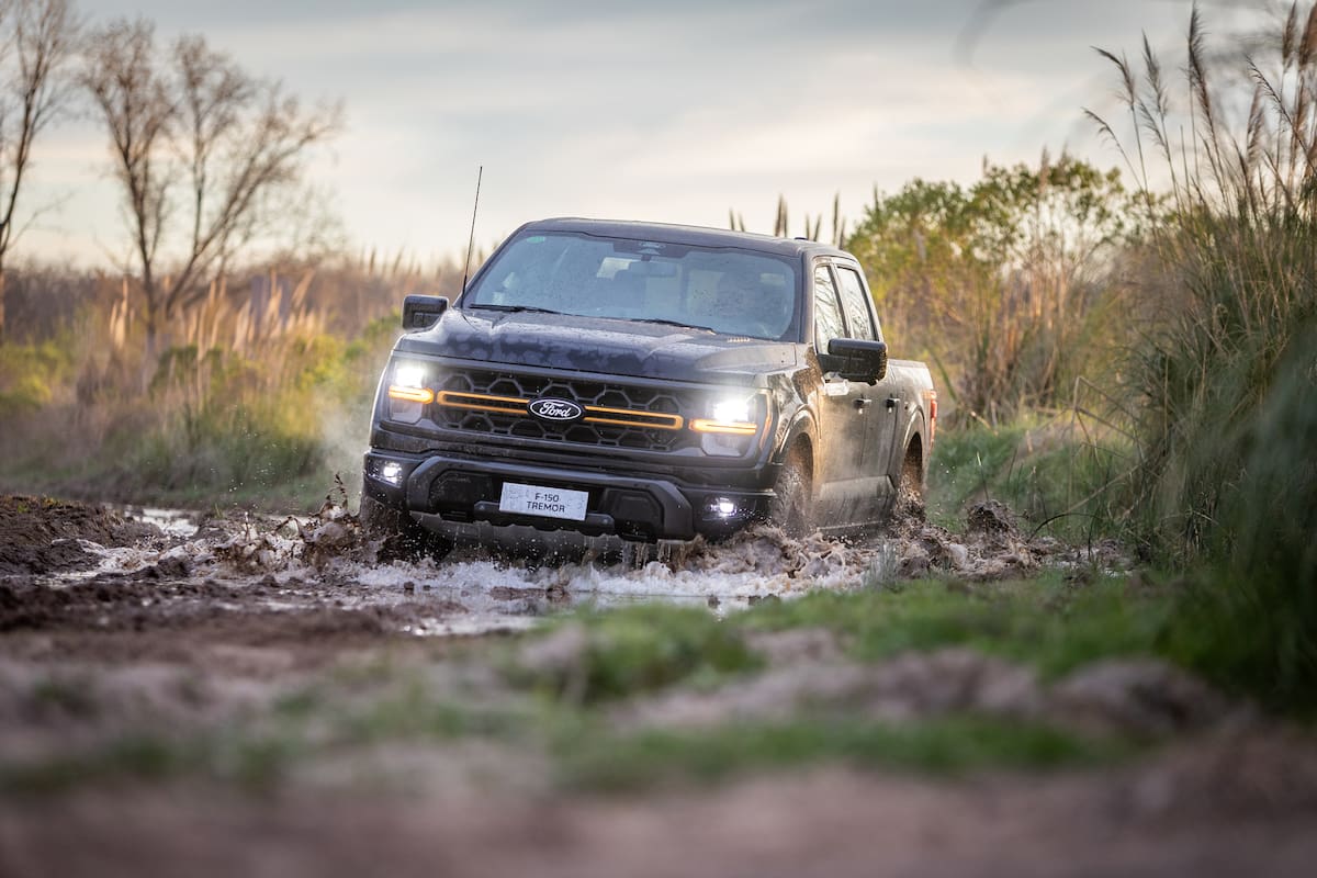Ford presentó nuevas versiones híbridas y off-road para su pick up F-150