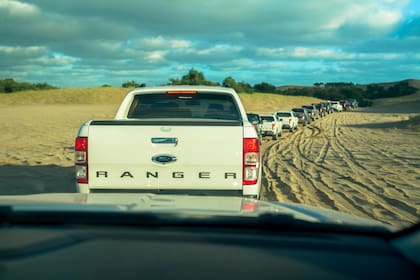 Ford realizó la travesía Off Road más grande del verano 2018: más de 70 Ranger 4x4 recorrieron los médanos de la Frontera de Pinamar