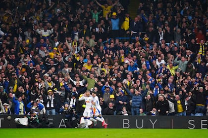 Forest escala al tercer lugar de la Liga Premier. Leeds y Burnley ascienden desde el Championship