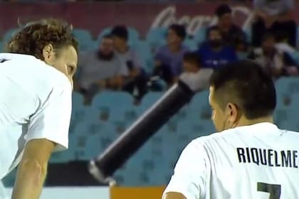 Forlán comparte un momento con Riquelme