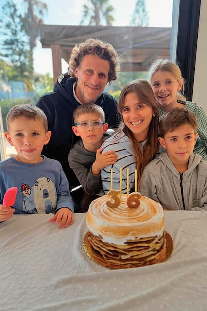 Forlán y sus hijos César, José (de anteojos), Martín y Luz rodean, sonrientes, a la cumpleañera en un festejo casero