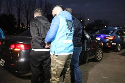 Formaban parte de una banda de hombres que se hacían pasar por paseadores de perros para robar casas en los barrios de Puerto Madero, Caballito y Belgrano; tras fugarse del país, fueron atrapados en Rusia y en Colombia